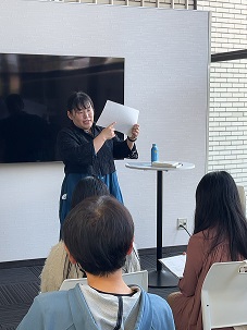 写真（朗読体験会の様子）